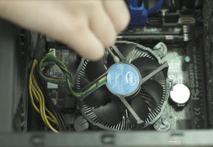 电脑发出滋滋的声音怎么办