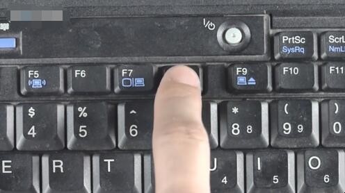 电脑分辨率太高黑屏怎么办