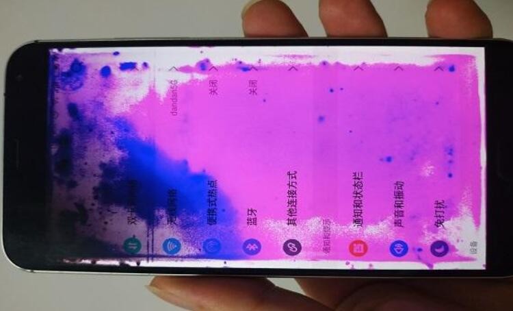 手机屏幕变紫色怎么回事